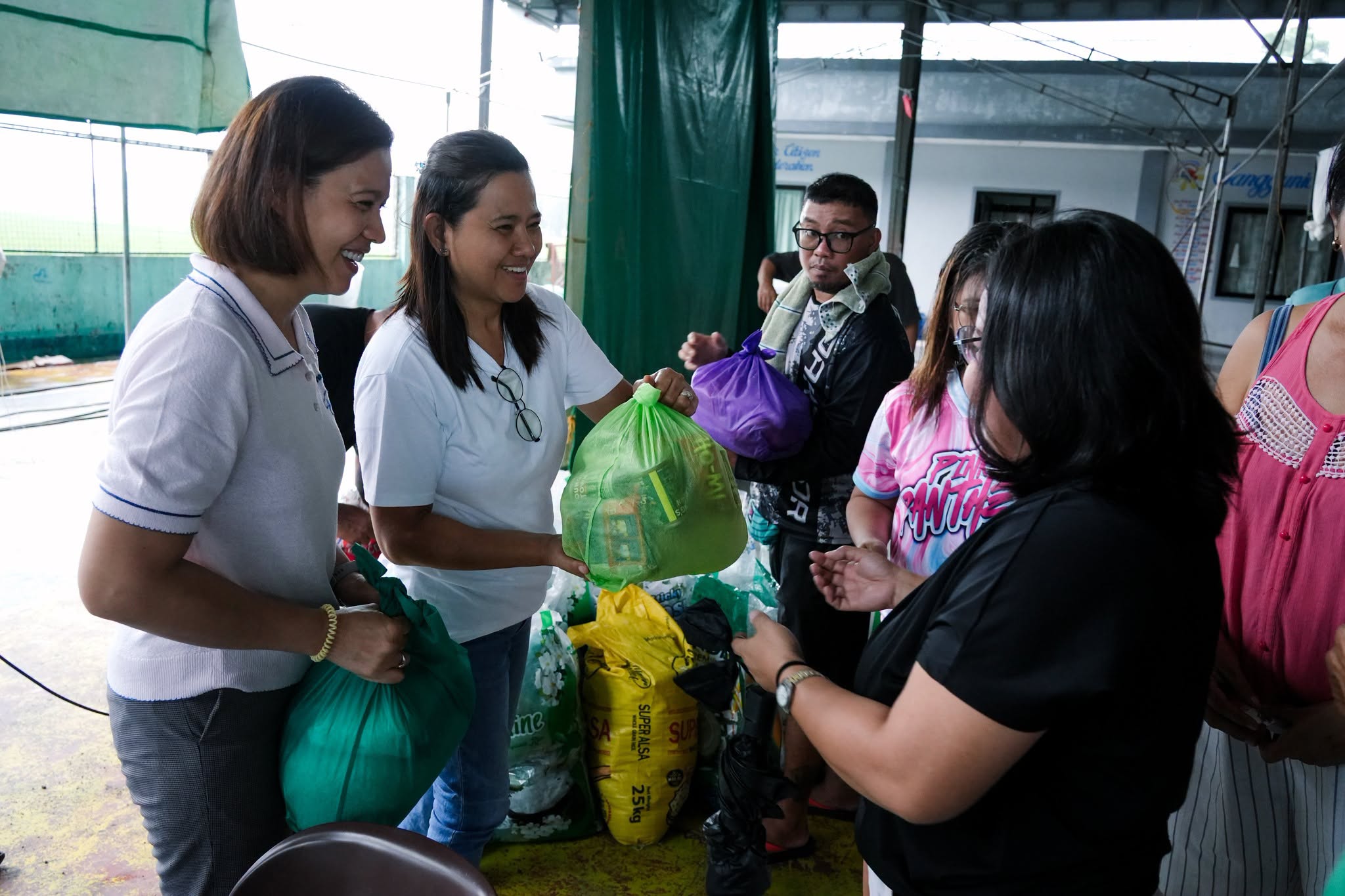 pamamahagi ng relief assistance para sa mga pamilyang mula sa mga coastal barangay